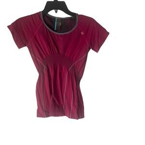 Helly Hansen Women's Size Medium Red Cycling Fitted Athletic Shirt